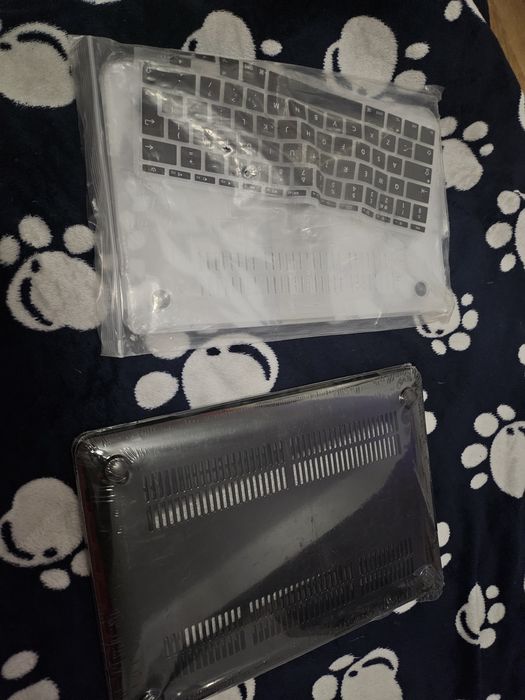 Doua carcase protectie Macbook air 11 cu tastatura protectie fiecare