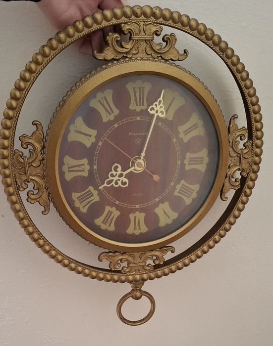 Настенные часы в винтажном стиле в хорошем состоянии