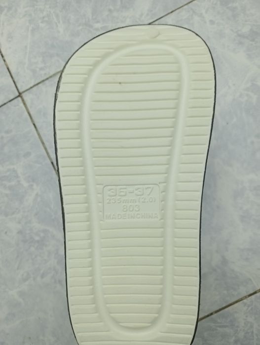 Продаются Crocs.