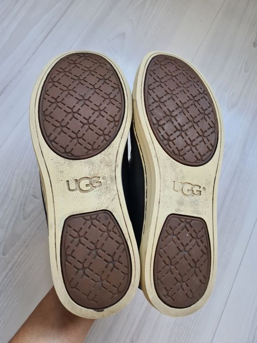 Vând tenisi UGG mărime 38 corespunde la 37