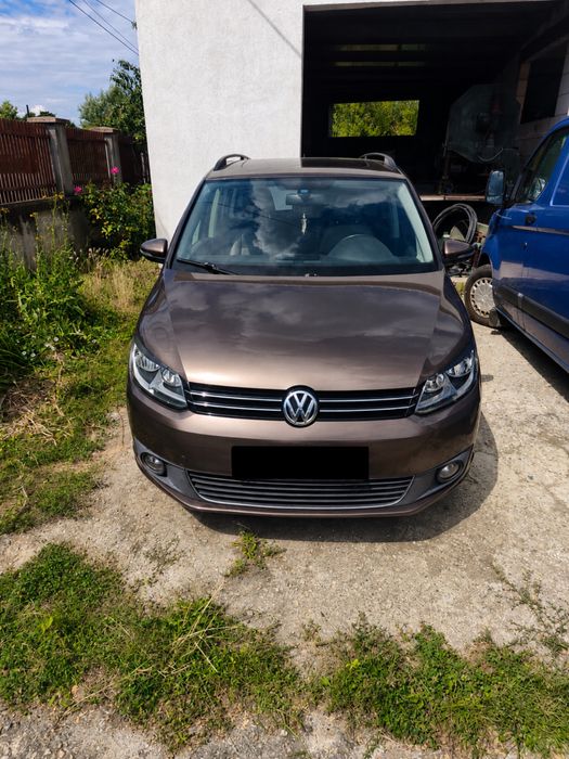 VOLKSWAGEN Touran 2012