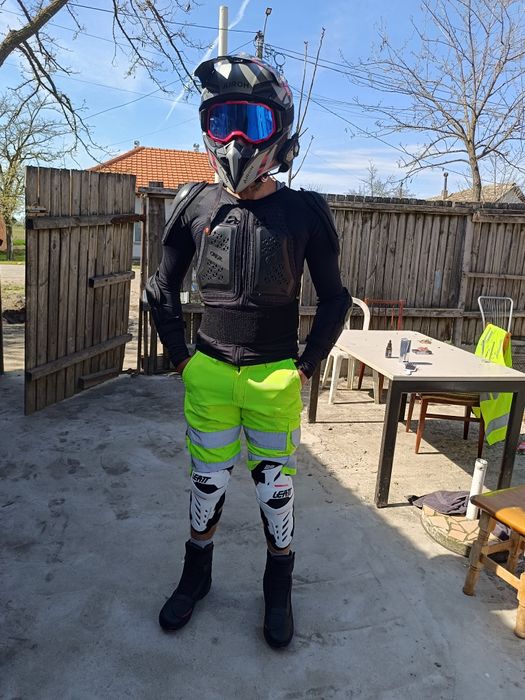 Vând echipament moto nou