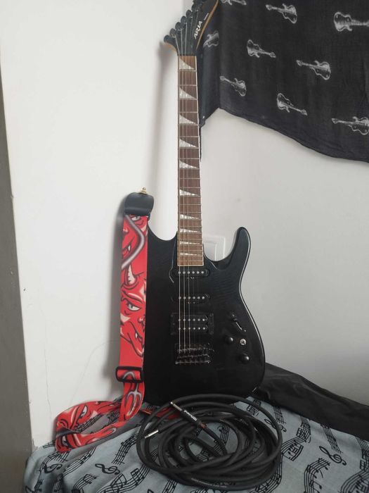 Продавам две китари,електрическата е за ремонт.Цената е по договаряне.