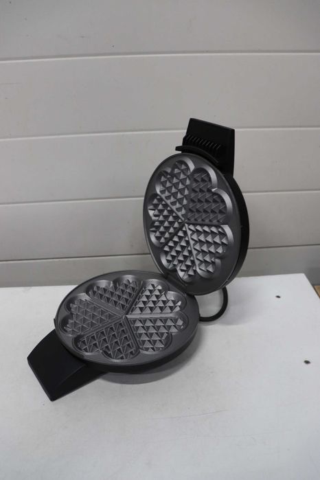 Гофретник Cloer 1620 за класически гофрети във формата на сърце / 930 W / размер на гофретата 15,5 см /