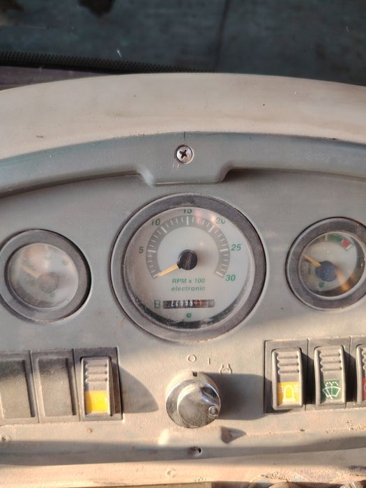 Продавам комбиниран багер