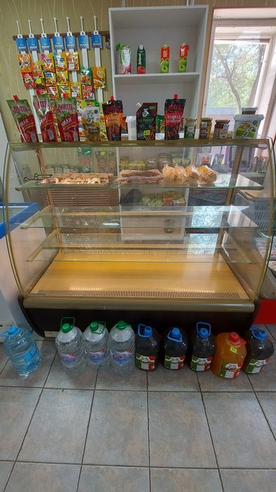 Продам холодильную витрину кондитерскую