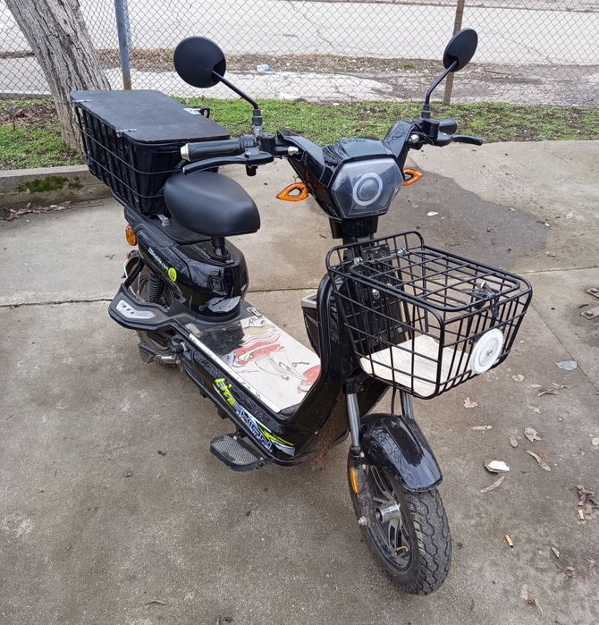 Продавам два броя електрически скутери.