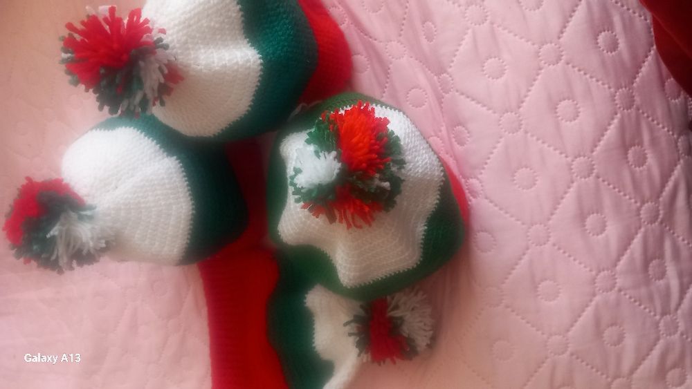 Предлагам красиви ръчно плетени шапки