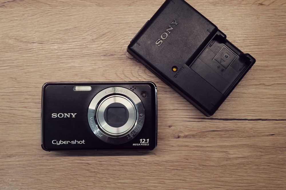 Aparat foto Sony Cybershot 12 megapixeli Zeiss ca si NOU Card w220