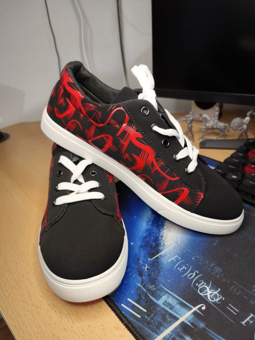 Vând o pereche de teniși