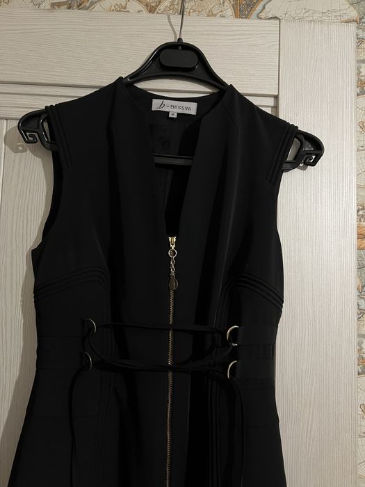 Черное платье до колен