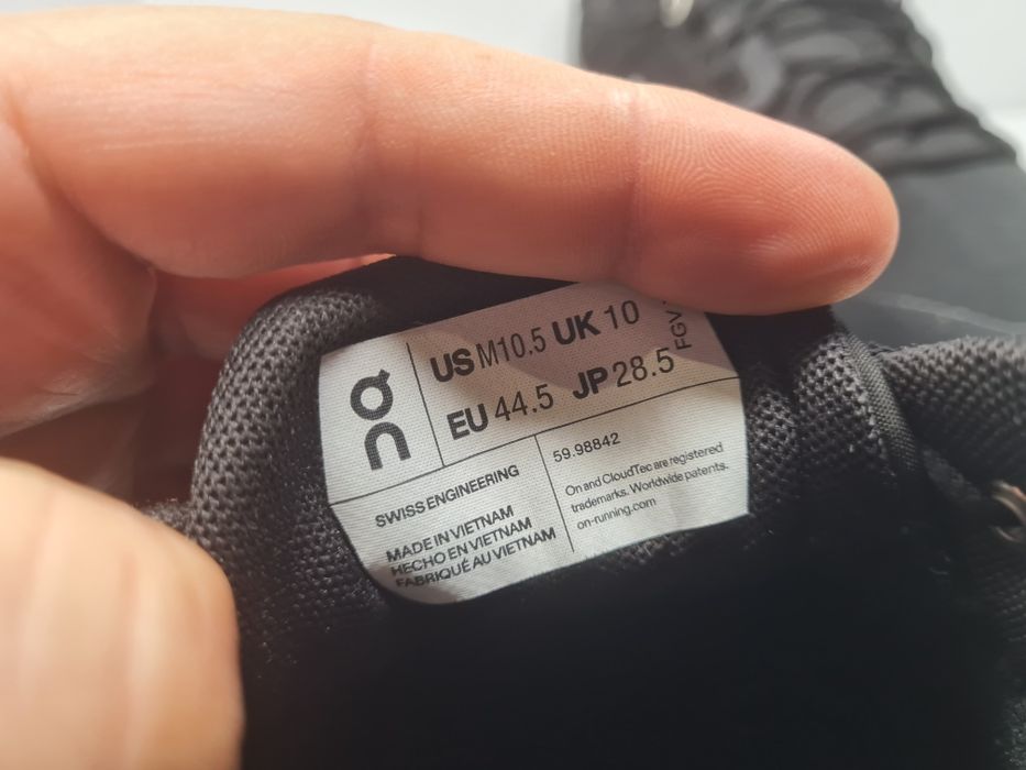 Маратонки ON Waterproof 

Носени,но в добро състояние без забележки.