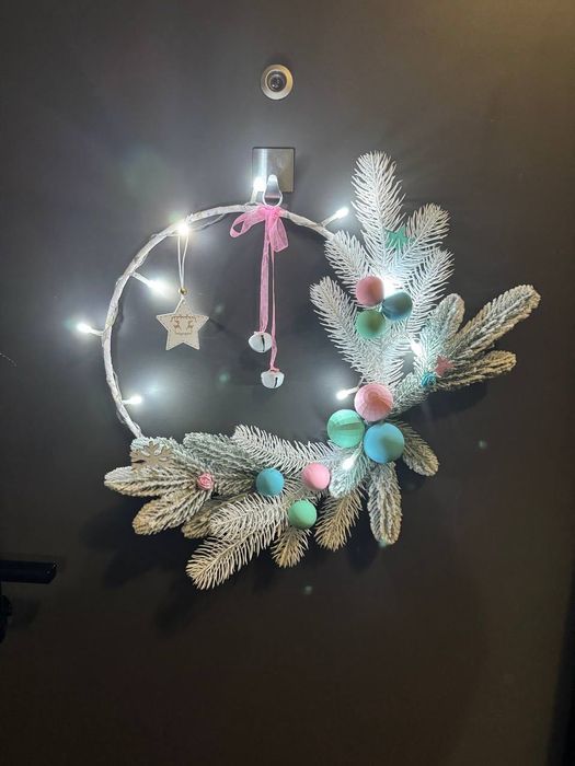 Coroniță de Crăciun cu ghirlandă luminoasă – lucrată manual