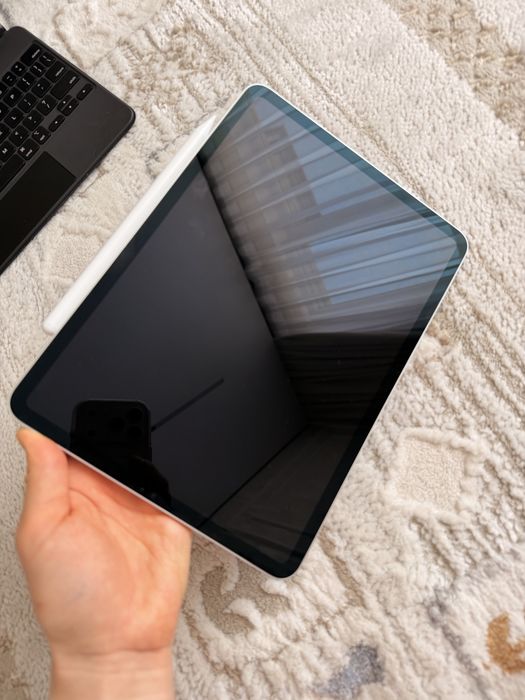 Продам IPad Pro 11” M1 (3 generation) 128 gb + Magic Keyboard