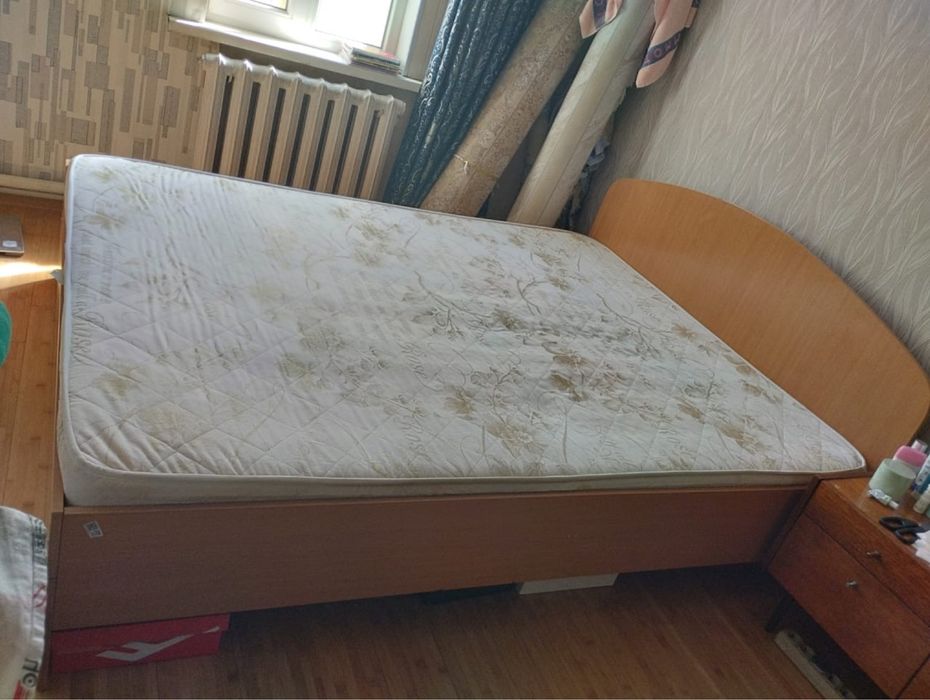 Кровать без матраса