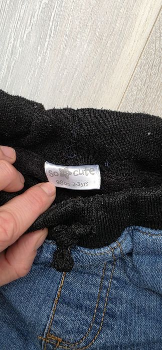 Blugi captusiti de iarna, camasa groasa si cardigan baietel 2 ani