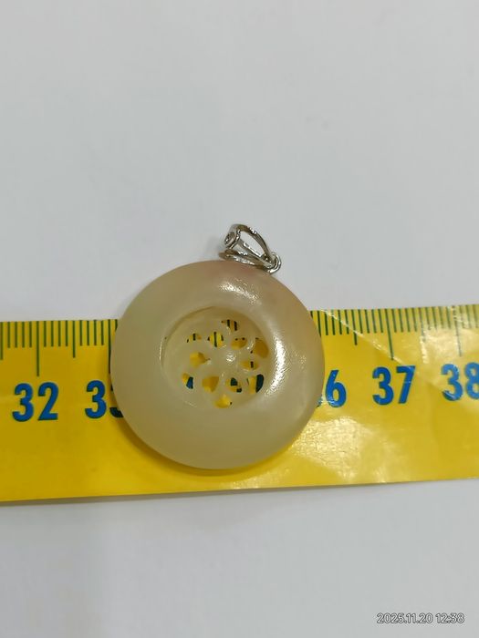 Vind medalion din jad cu aur 14k