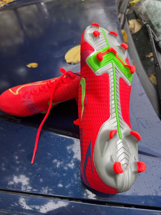 Футболни обивки Nike, Adidas
