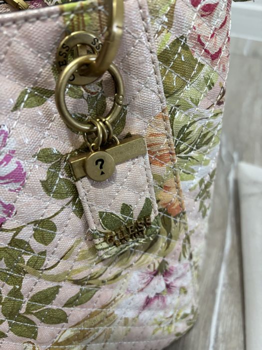 Дамска чанта Guess