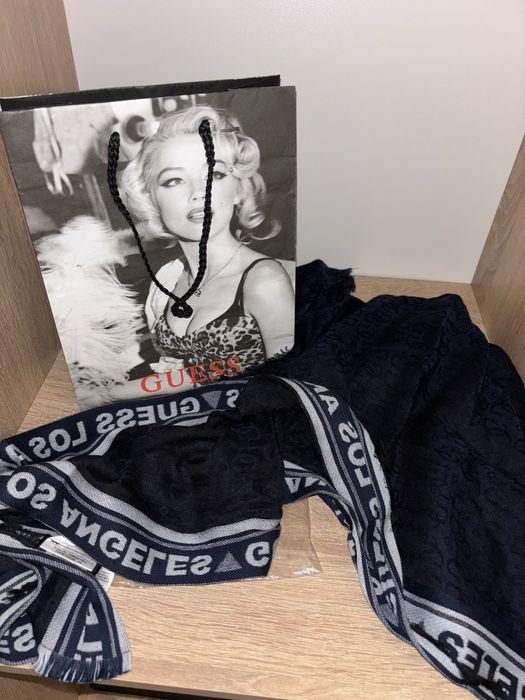 Eșarfă Guess blue marin cu imprimeu