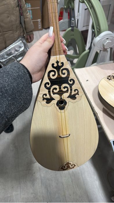 Домбыра жаңғақ ағашынан