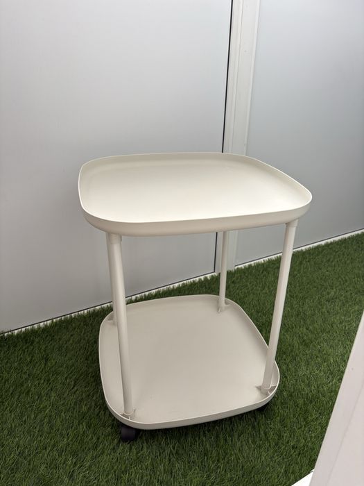 Прикроватный стол на колесиках