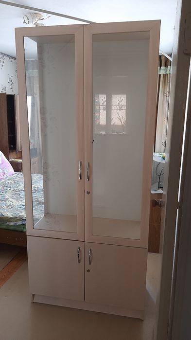 Мебель. Витринный шкаф, тумбы.