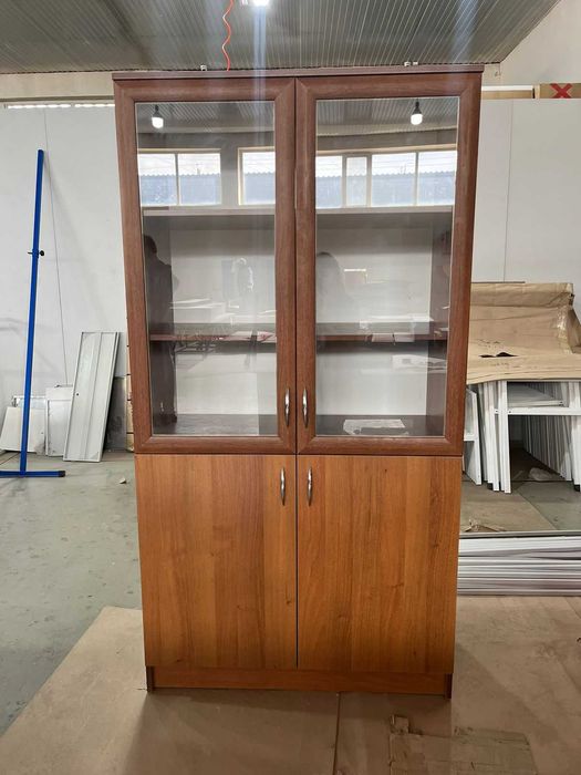 Шкаф для документов со стеклянными дверцами