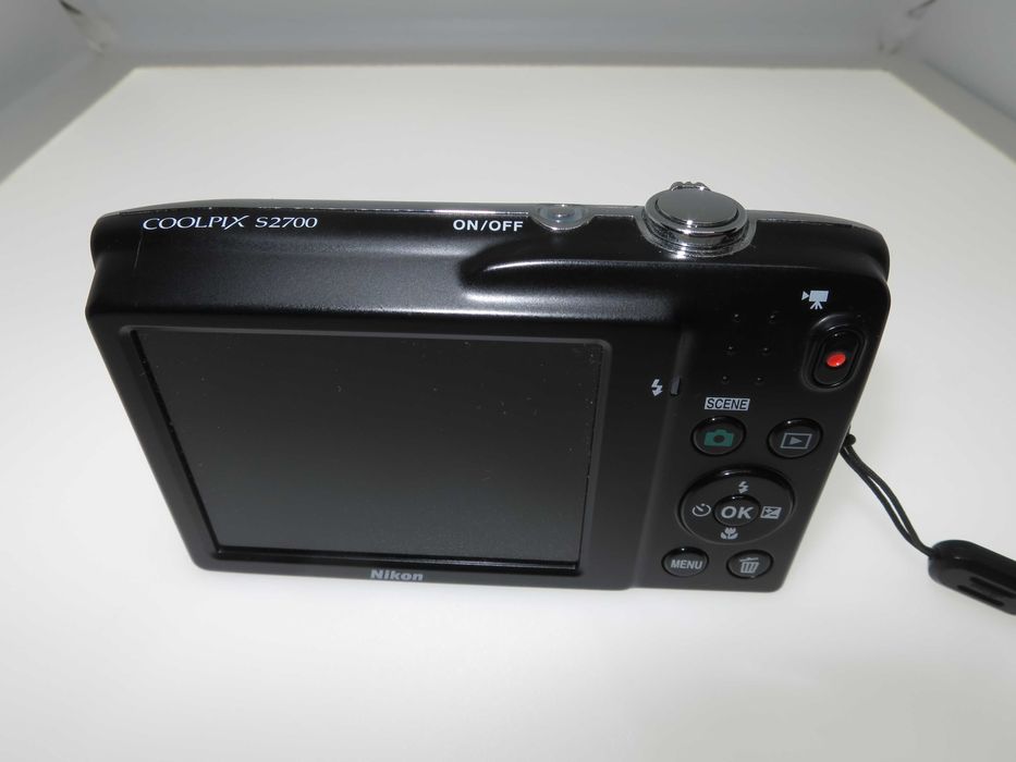 Nikon Coolpix S2700 компактен цифров фотоапарат камера отличен НОВ