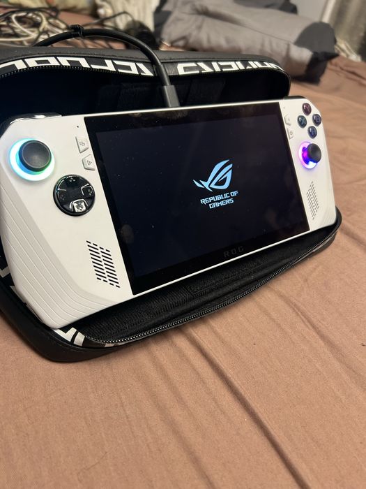 Consolă portabilă gaming ROG ALLY Z1 512GB  2 200 lei Prețul e negociabil