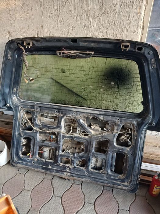 Дверь багажника делика булка