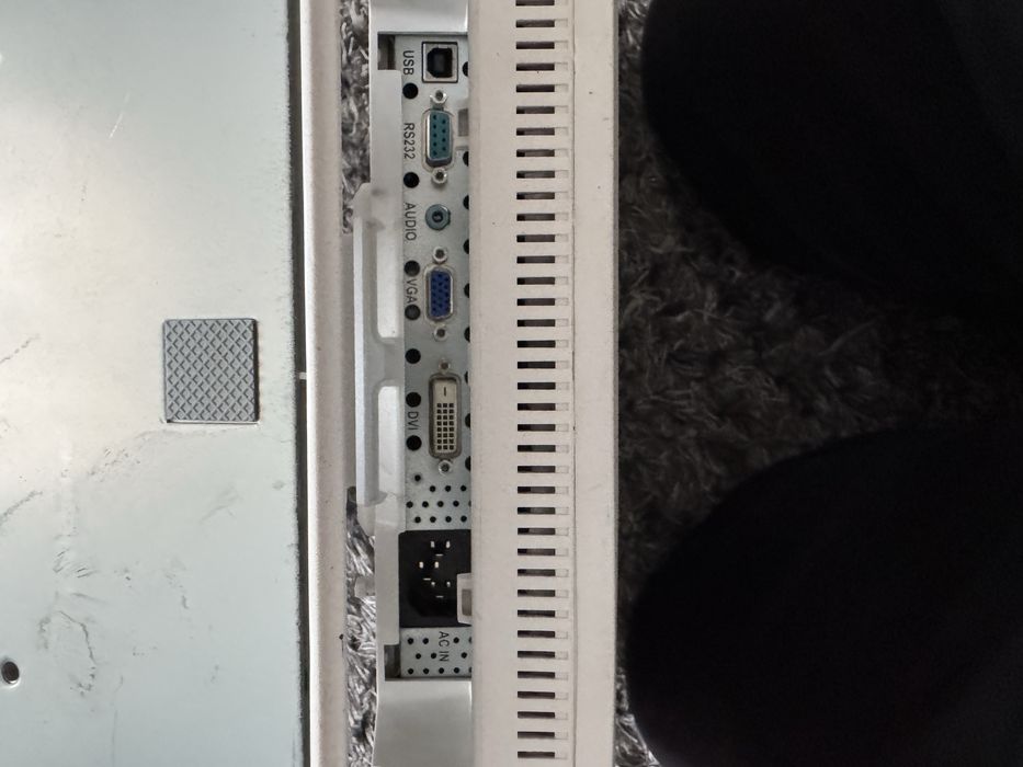 Monitor cu touchscreen
