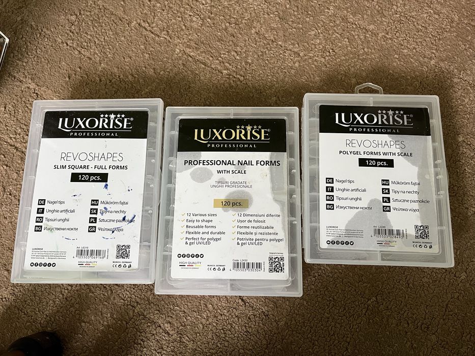 Vand produse pentru unghii in stare foarte buna