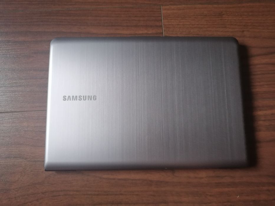Vând Laptop SAMSUNG Negociabil.