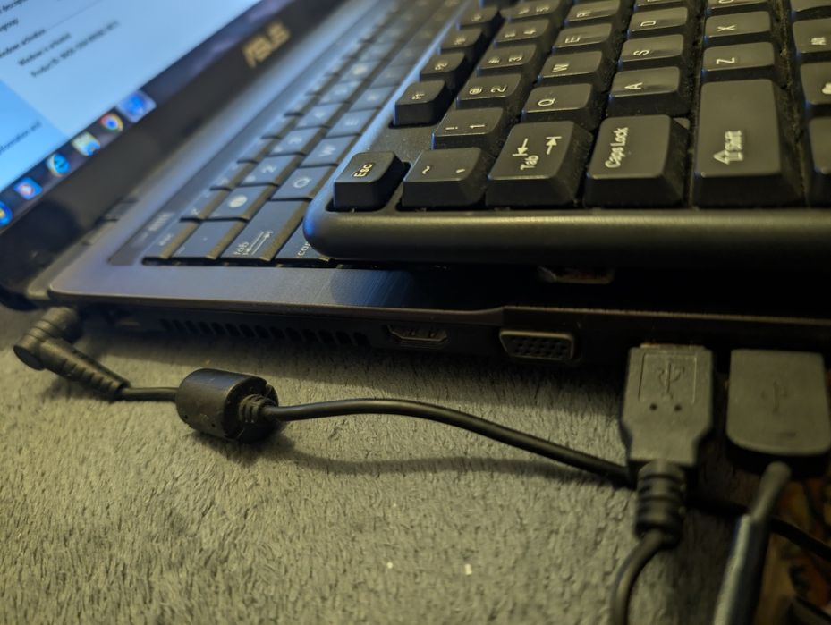 Vând laptop Asus