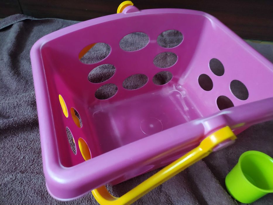 Голяма кошница за пазаруване с аксесоари, плодове и други