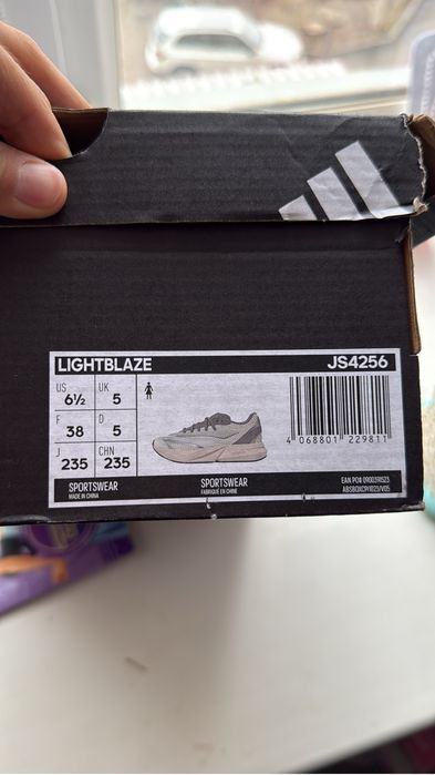 Продам новые кроссовки оригинал адидас