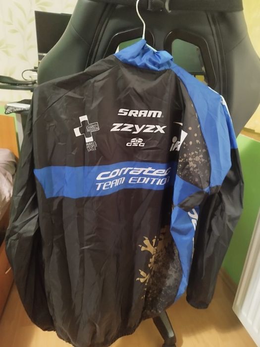 jacketa rezistenta la vant