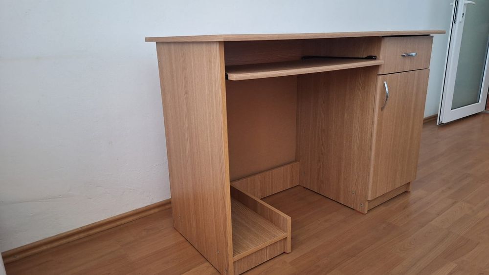 Birou cu sertare, scaune, covoare