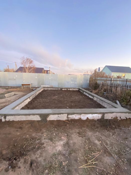 Участок с постройкой