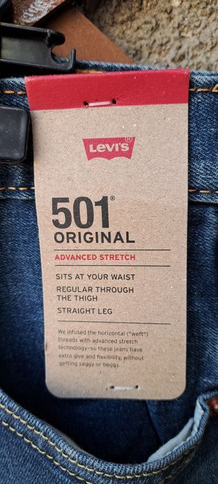 Jeans Levi's noi, cu etichetă.