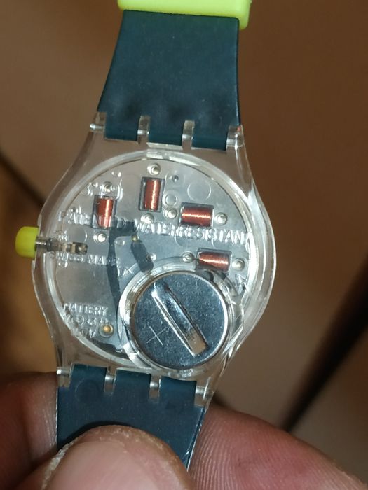 Предлагам швейцарски дамски кварцов часовник Swatch