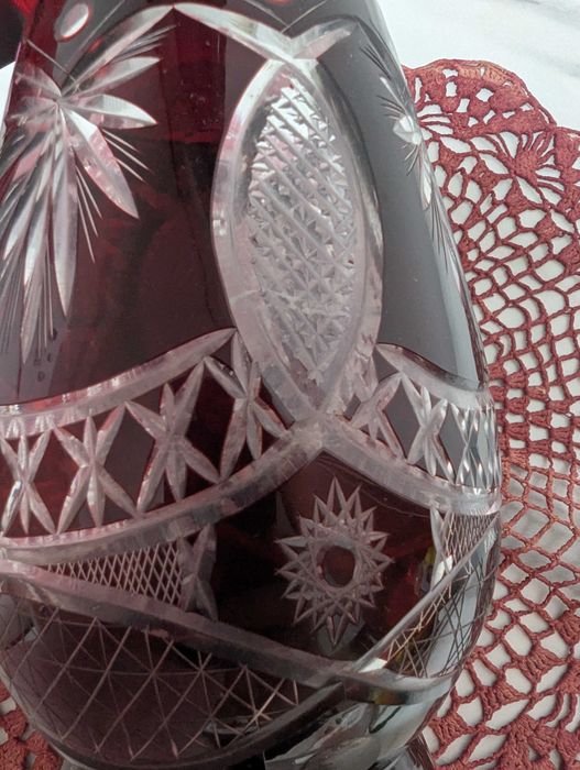 Set cristal rubiniu tăiat – vaza, carafă și 4 pahare – stare excelentă