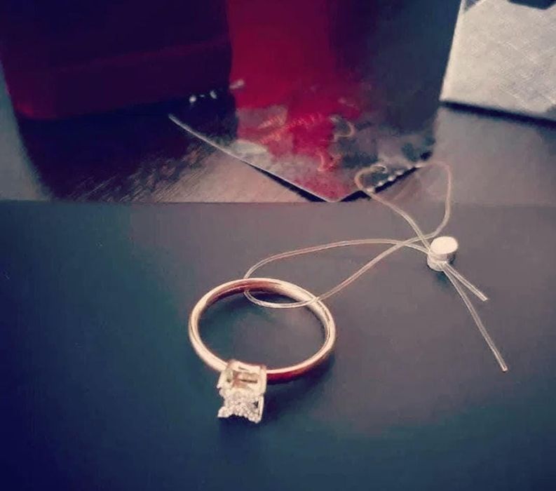 Продам золотое кольцо 18  Размер