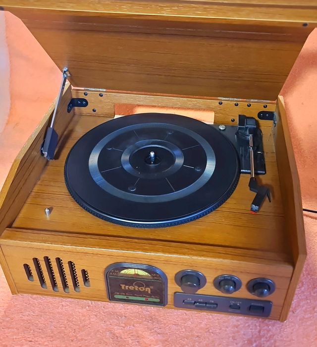 Radio cu pickup "Treton" Funcțional.