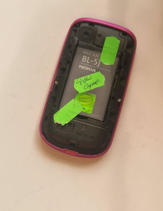 Telefon Nokia  si Samsung, fără capac la baterie