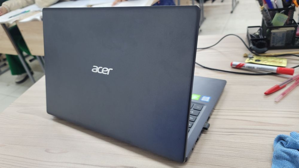 Noutbuk
Protsessor: i7 8th gen 
SSD : 500GB M2 Kingston
Video carta :