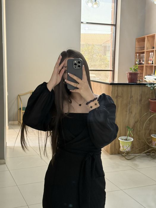 черная блузка с рукавами