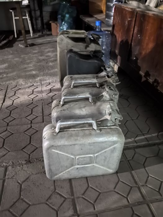 Канистры 6 штук алюминиевые 4 железо 2