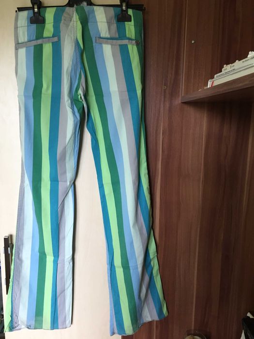 pantaloni colorati cu dungi